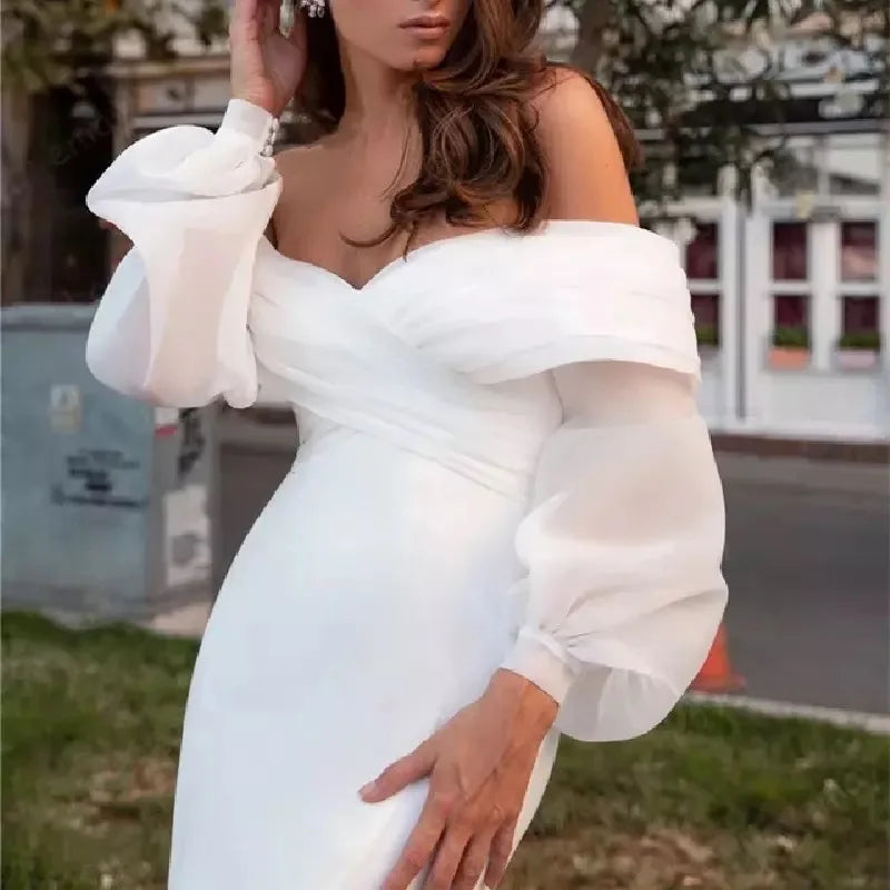 Robe de mariée sirène en satin, col V – CLEVI Paris