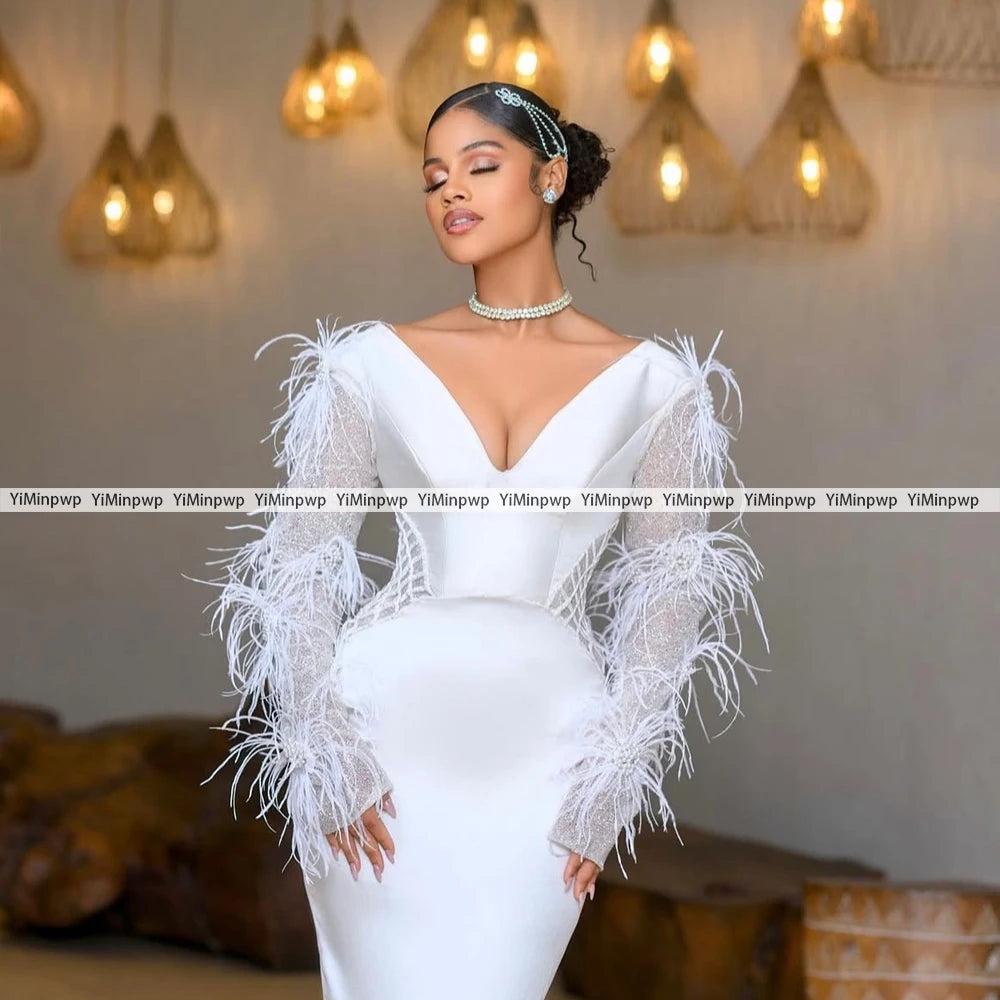 Robe de mariée fourreau à plumes – CLEVI Paris