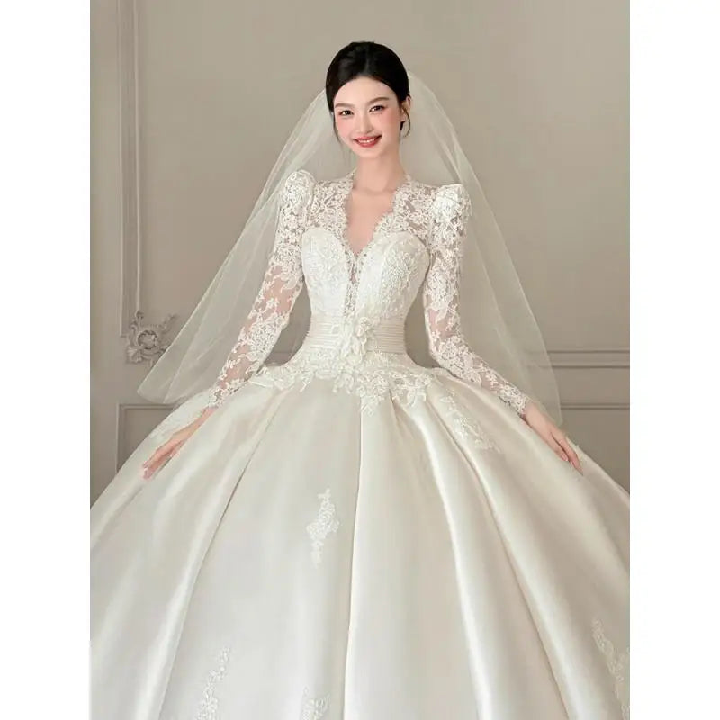 Robe de mariée satinée à col V et manches longues – CLEVI Paris