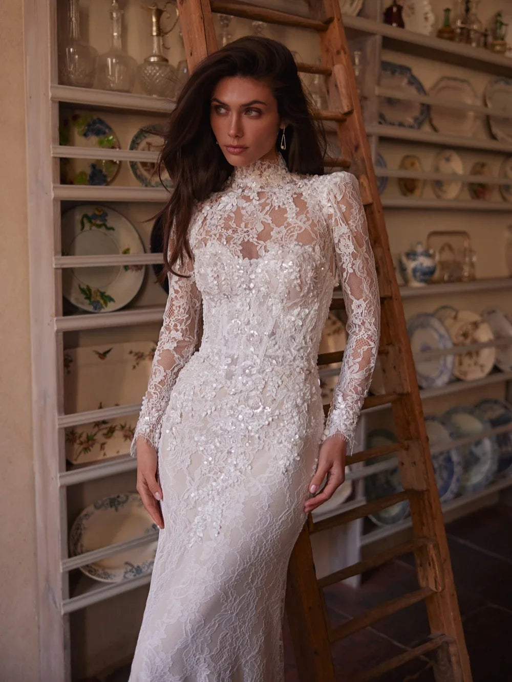 Robe de mariée sirène en dentelle à col haut – CLEVI Paris