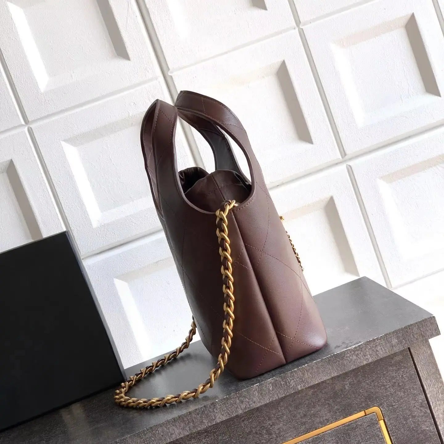 Sac à Main Femme Cuir Matelassé Marron Foncé Chaîne Dorée – CLEVI Paris