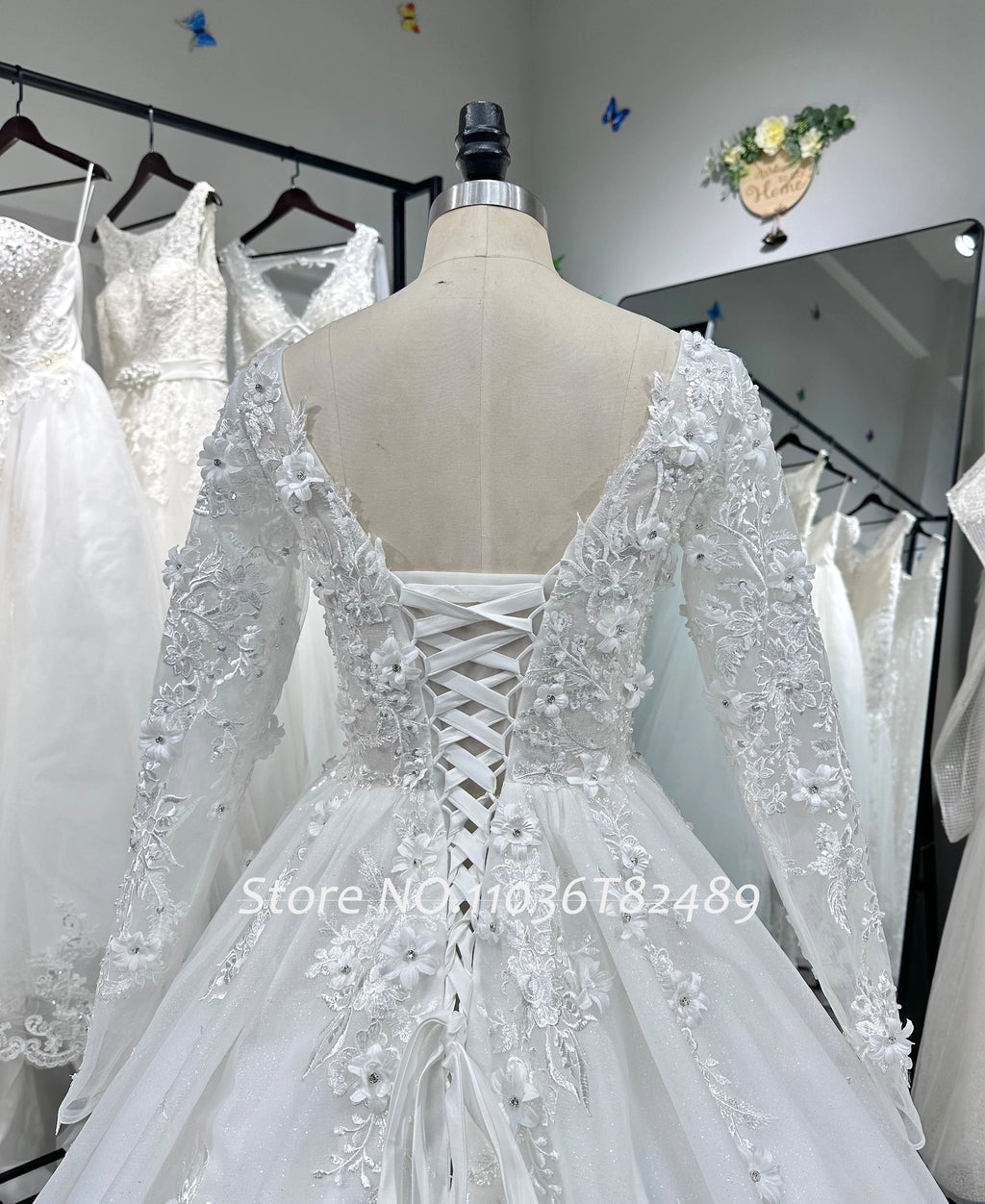 Robe de mariée scintillante, perles et fleurs 3D – CLEVI Paris