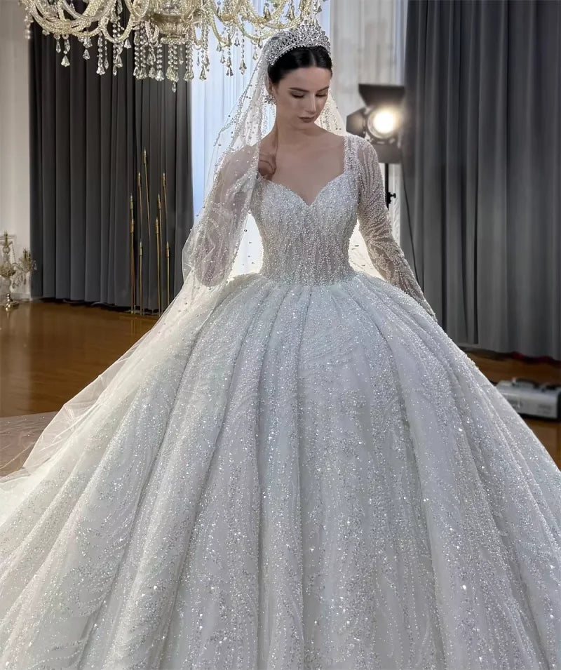Robe de mariée en dentelle à encolure cœur – CLEVI Paris