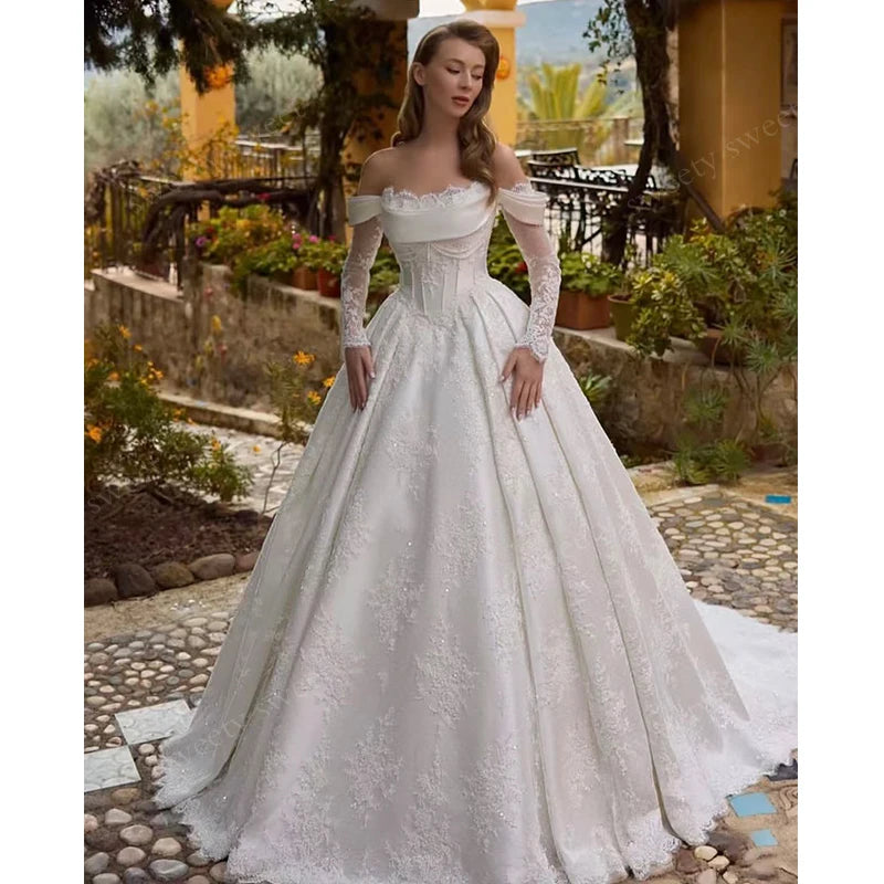 Robe de mariée princesse en satin à dentelle – CLEVI Paris