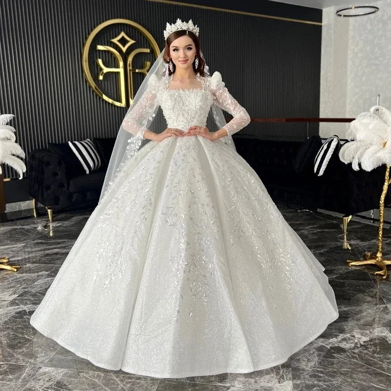 Robe de mariée en dentelle et perles – CLEVI Paris