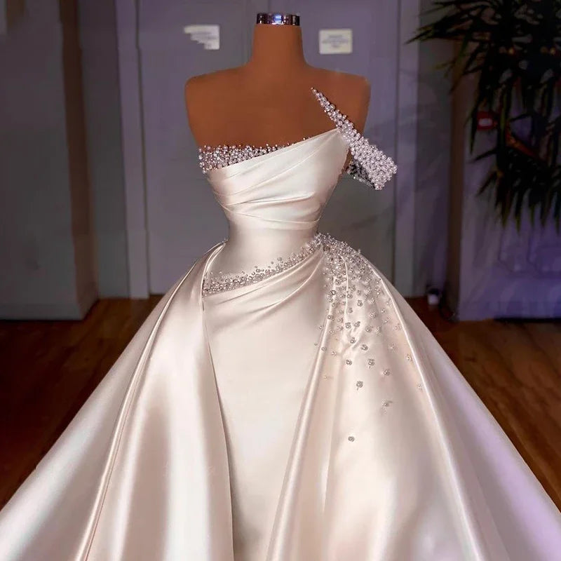Robe de mariée satinée asymétrique – CLEVI Paris