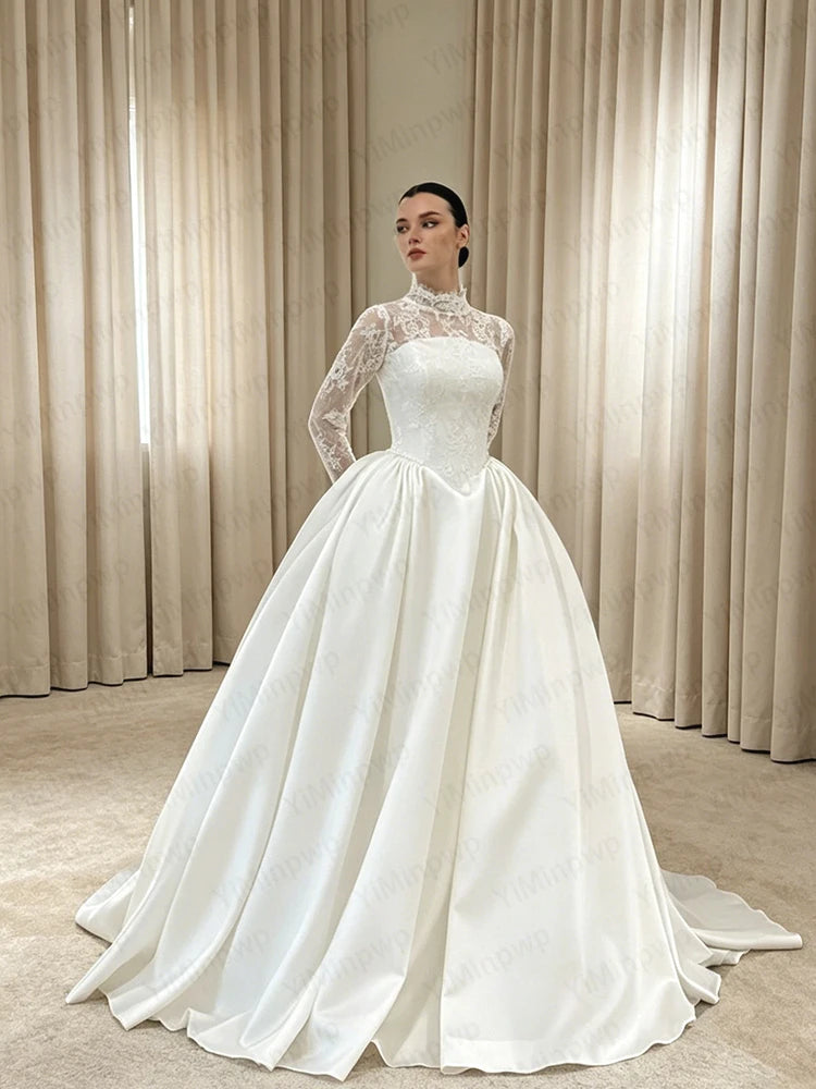 Robe de mariée en dentelle à col haut – CLEVI Paris