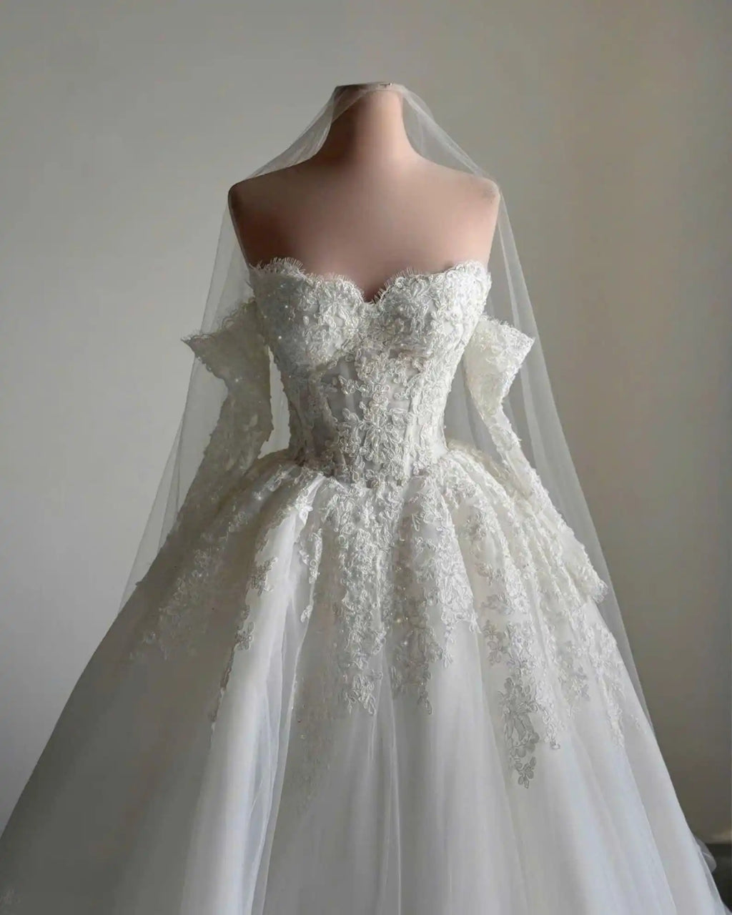 Robe de mariée ligne A en tulle épaules dénudées – CLEVI Paris