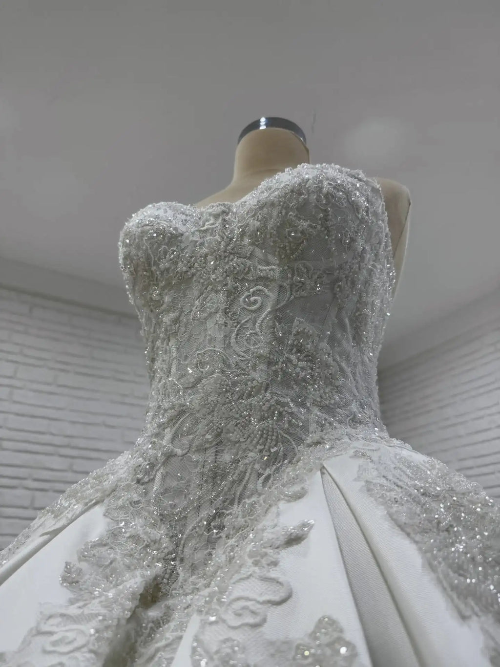 Robe de mariée princesse en dentelle – CLEVI Paris