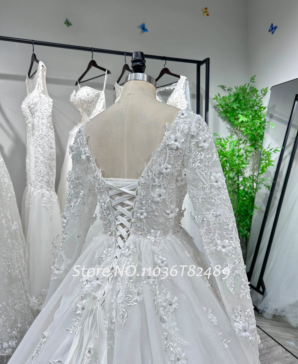 Robe de mariée scintillante, perles et fleurs 3D – CLEVI Paris