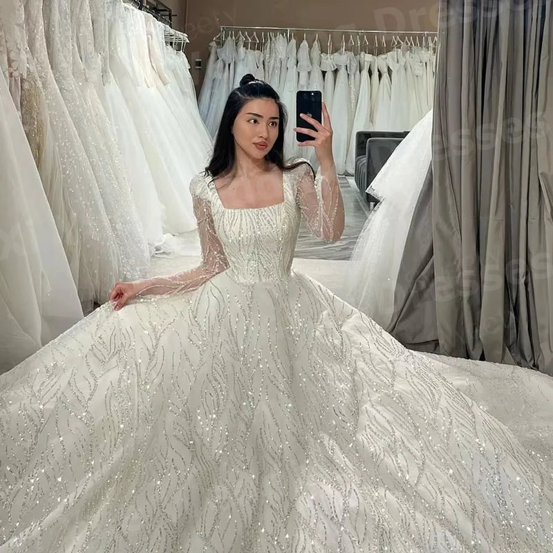Robe de mariée trapèze brodée et pailletée – CLEVI Paris