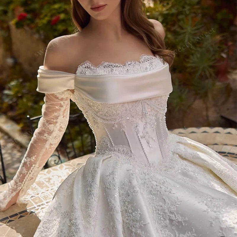 Robe de mariée satinée et dentelle à col bateau – CLEVI Paris