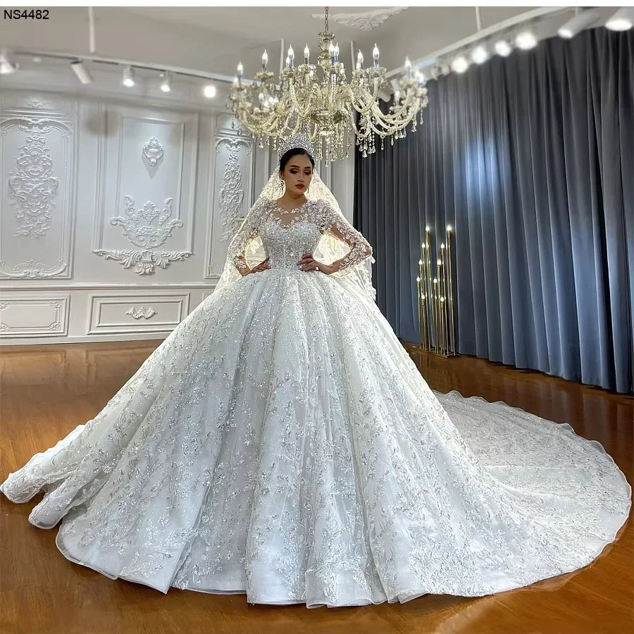 Robe de mariée en dentelle à dos lacé – CLEVI Paris