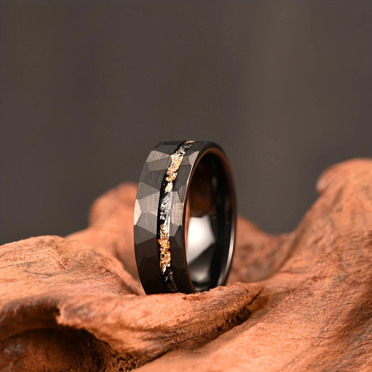 Bague Unisexe en Tungstène Noir Martelé 8 mm – CLEVI Paris