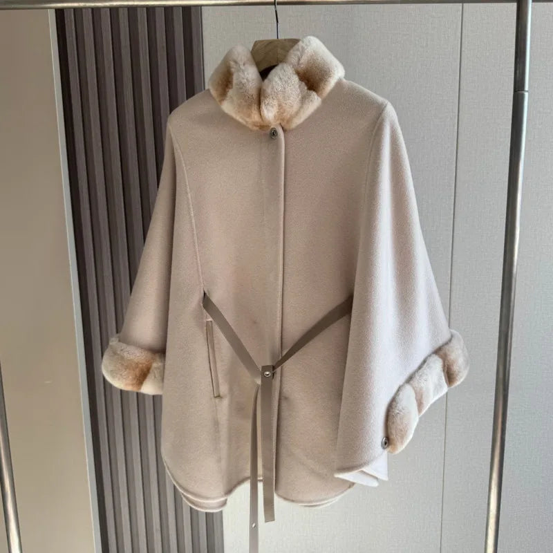 Manteau cape femme ceinturé, col effet fourrure – CLEVI Paris