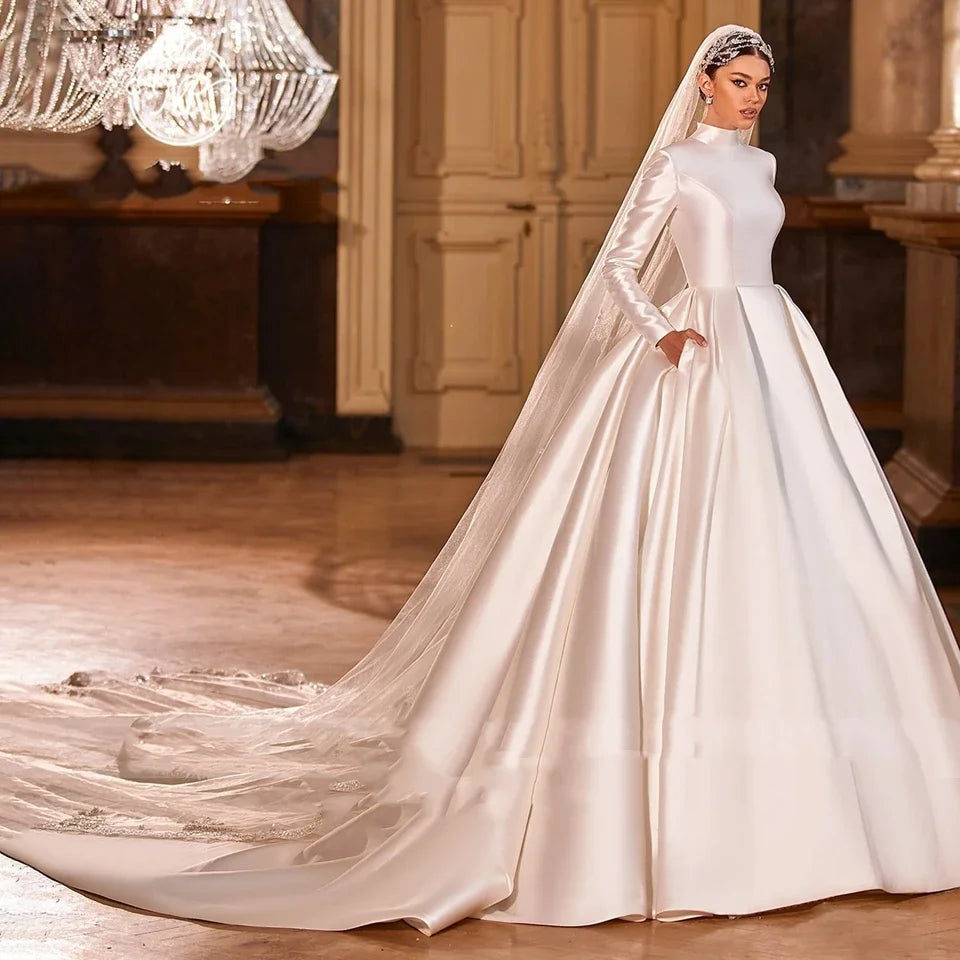 Robe de mariée satinée ligne A à col haut – CLEVI Paris