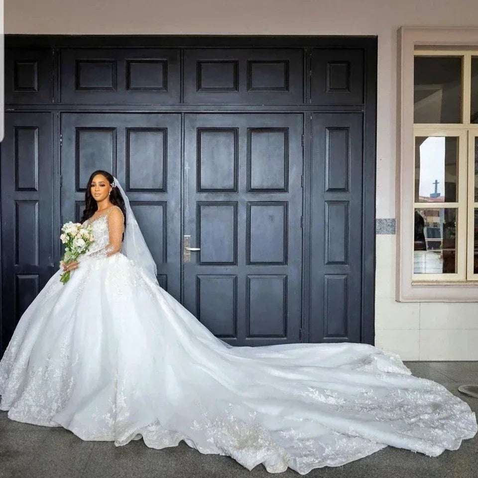 Robe de mariée col rond et perles – CLEVI Paris