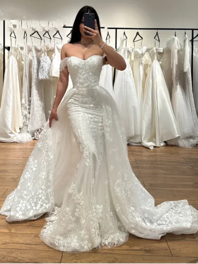 Robe de mariée sirène en dentelle décolleté en cœur – CLEVI Paris