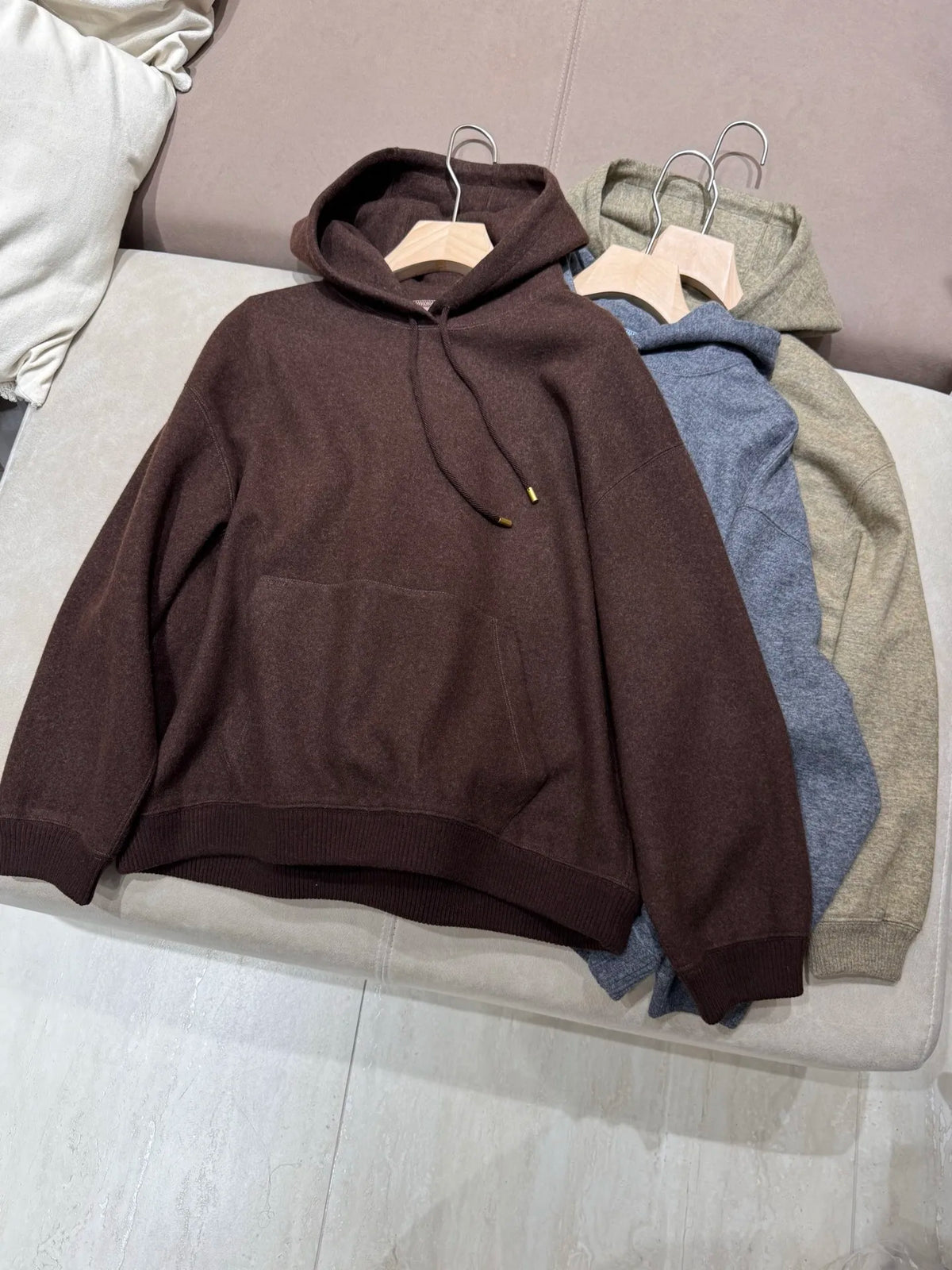 Ensemble femme en maille à capuche et pantalon – CLEVI Paris
