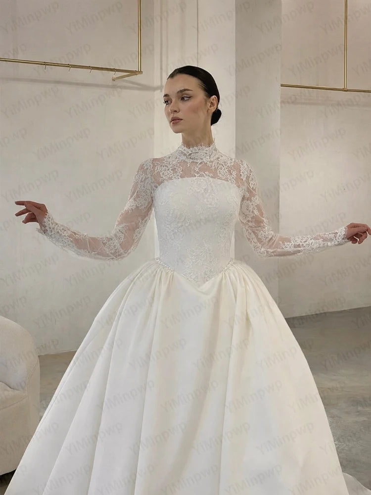 Robe de mariée en dentelle à col haut – CLEVI Paris