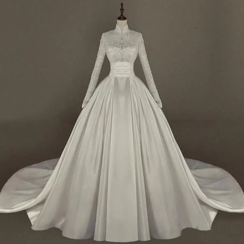 Robe de mariée satinée en dentelle brodée - CLEVI Paris