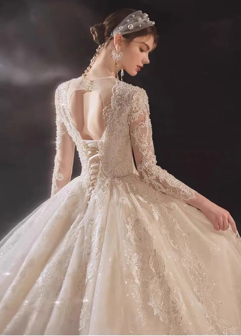 Robe de mariée princesse en dentelle à col V – CLEVI Paris