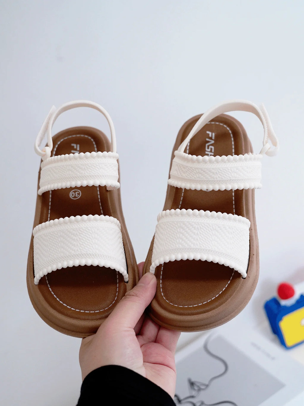 Sandales fille blanches à nœud en PVC – CLEVI Paris