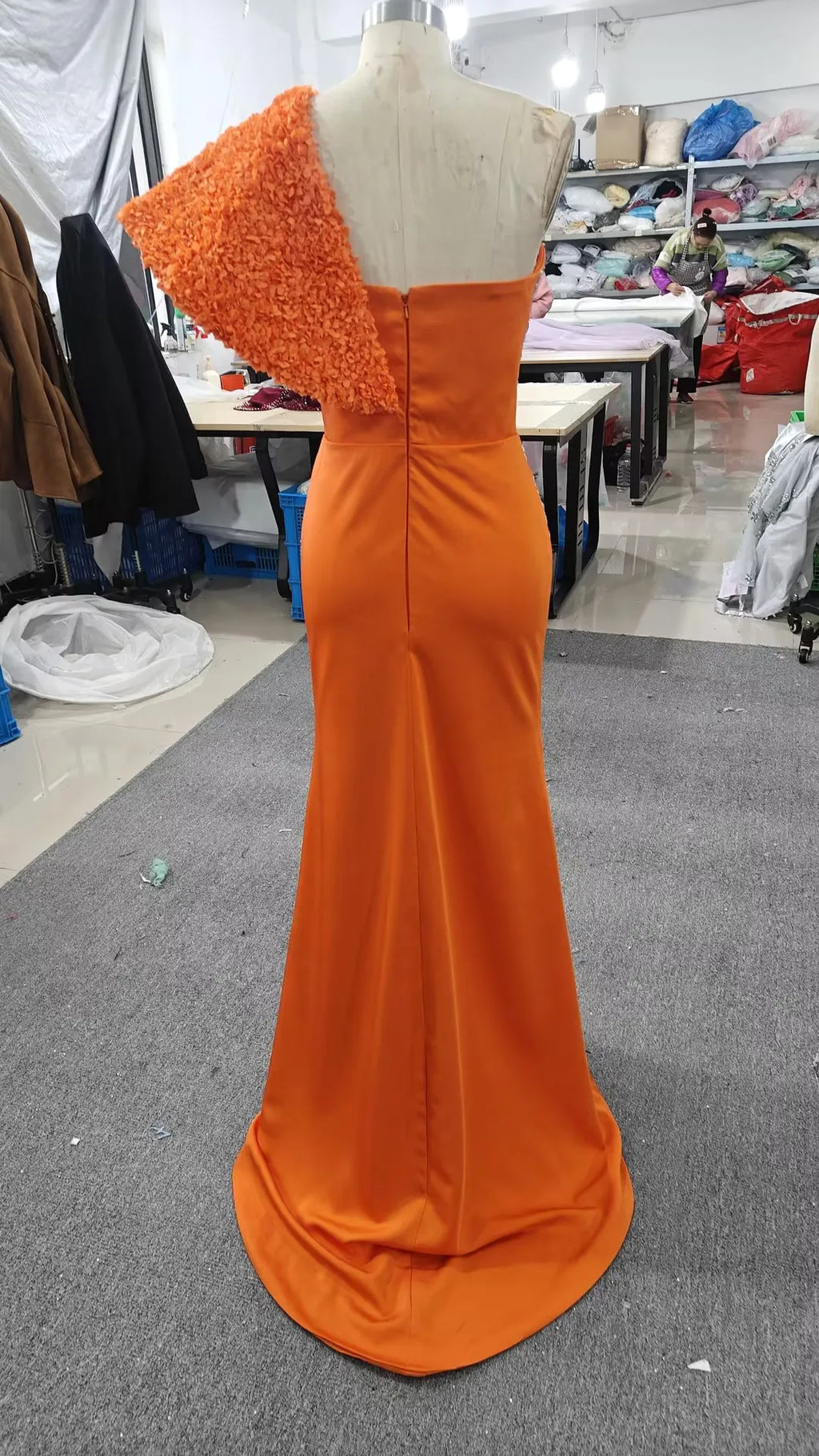 Robe de soirée longue épaules dénudées drapée – CLEVI Paris