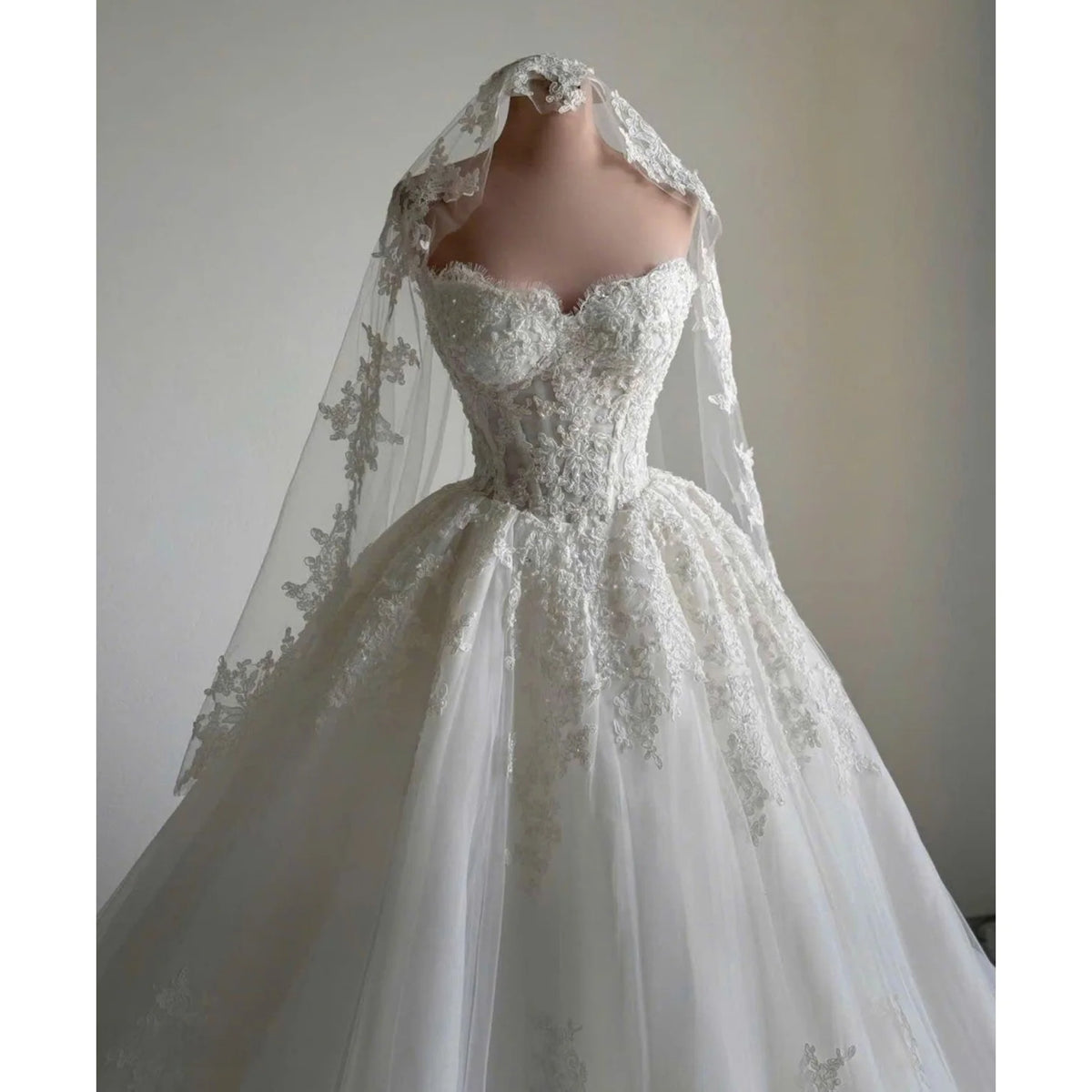 Robe de mariée tulle épaules dénudées – CLEVI Paris