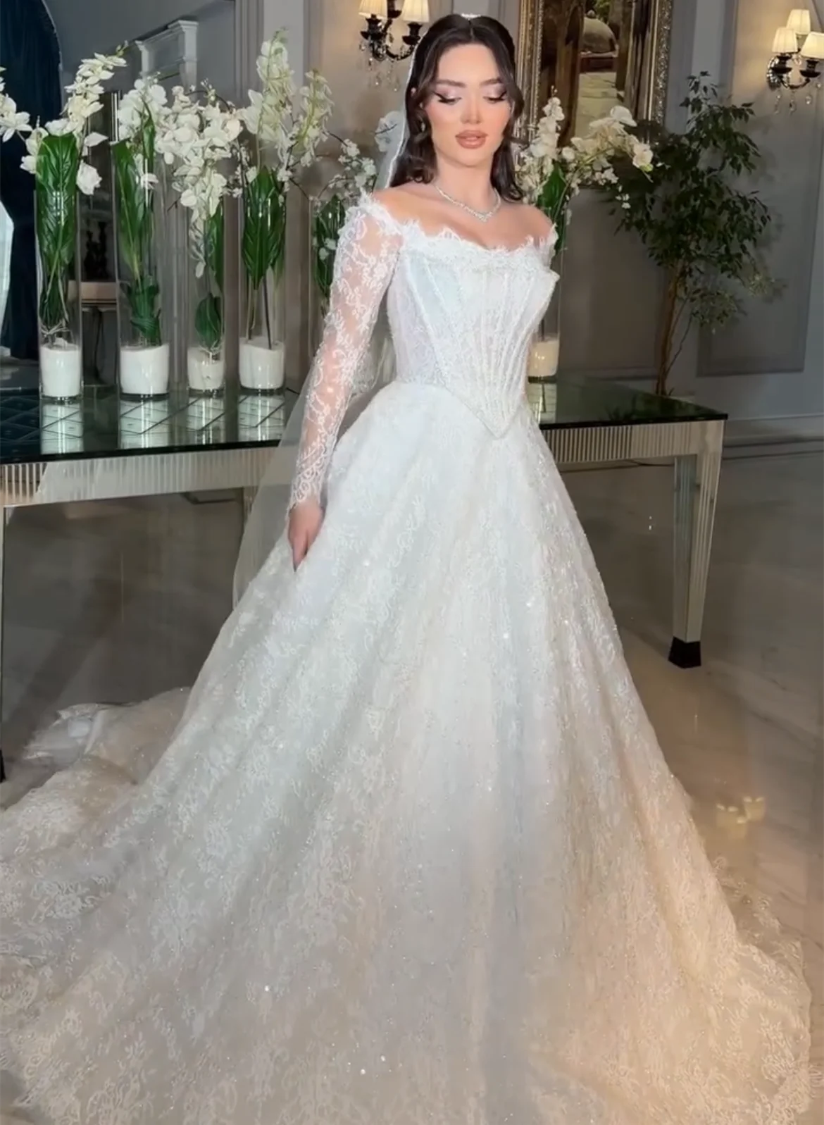 Robe de mariée plissée en dentelle – CLEVI Paris
