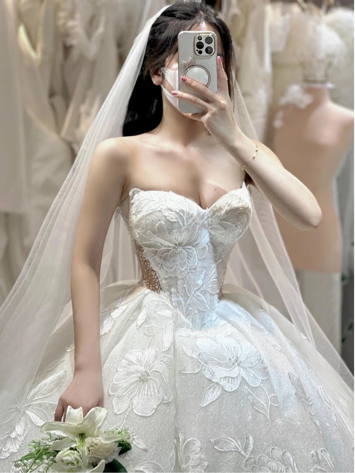 Robe de mariée princesse en dentelle ligne A – CLEVI Paris