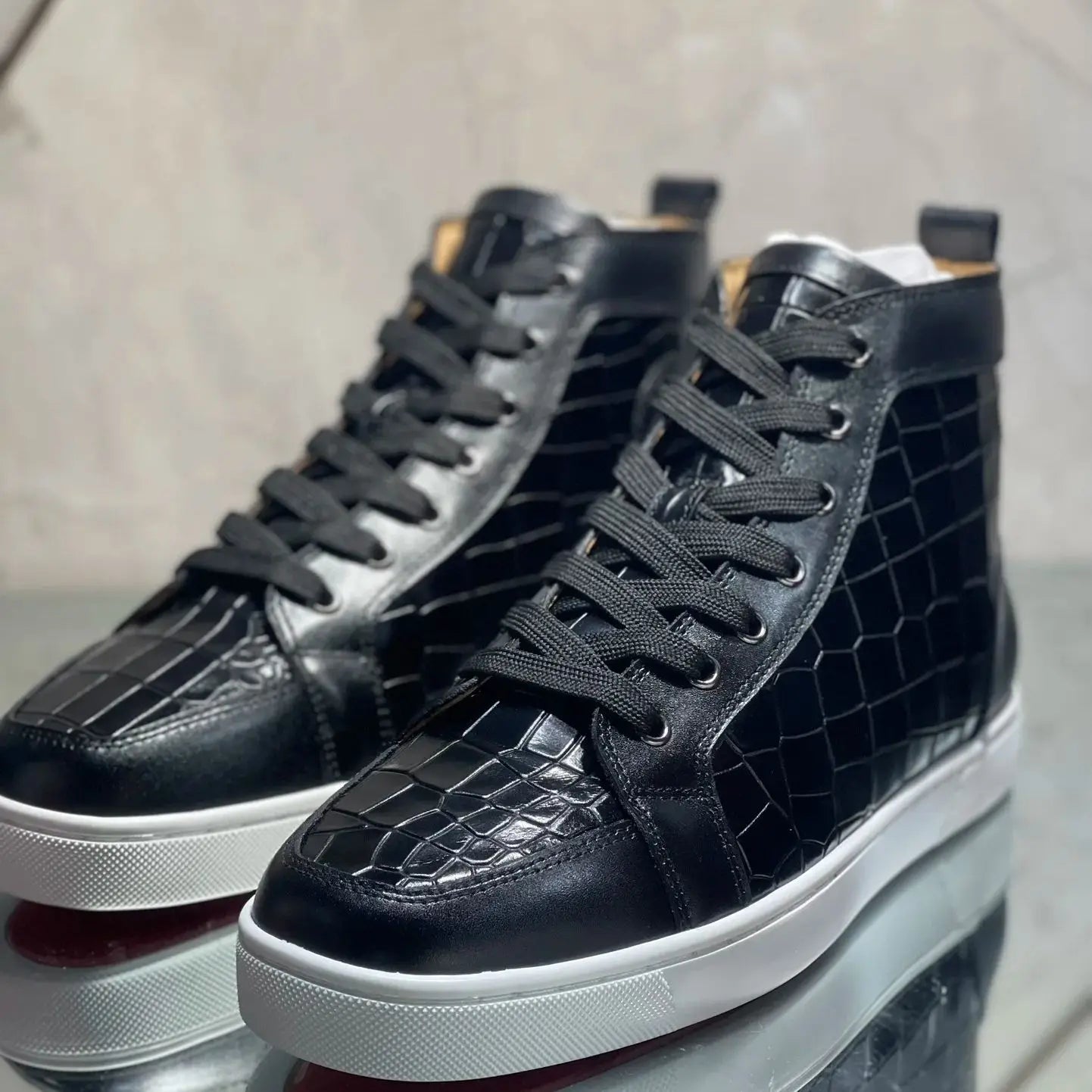 Sneakers Homme Cuir Suède Bleu Rivets Semelle Rouge Style Luxe – CLEVI Paris
