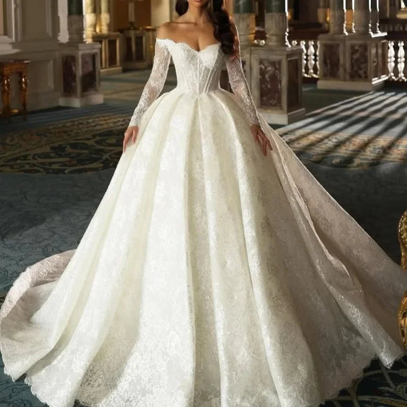 Robe de mariée en dentelle à manches longues – CLEVI Paris