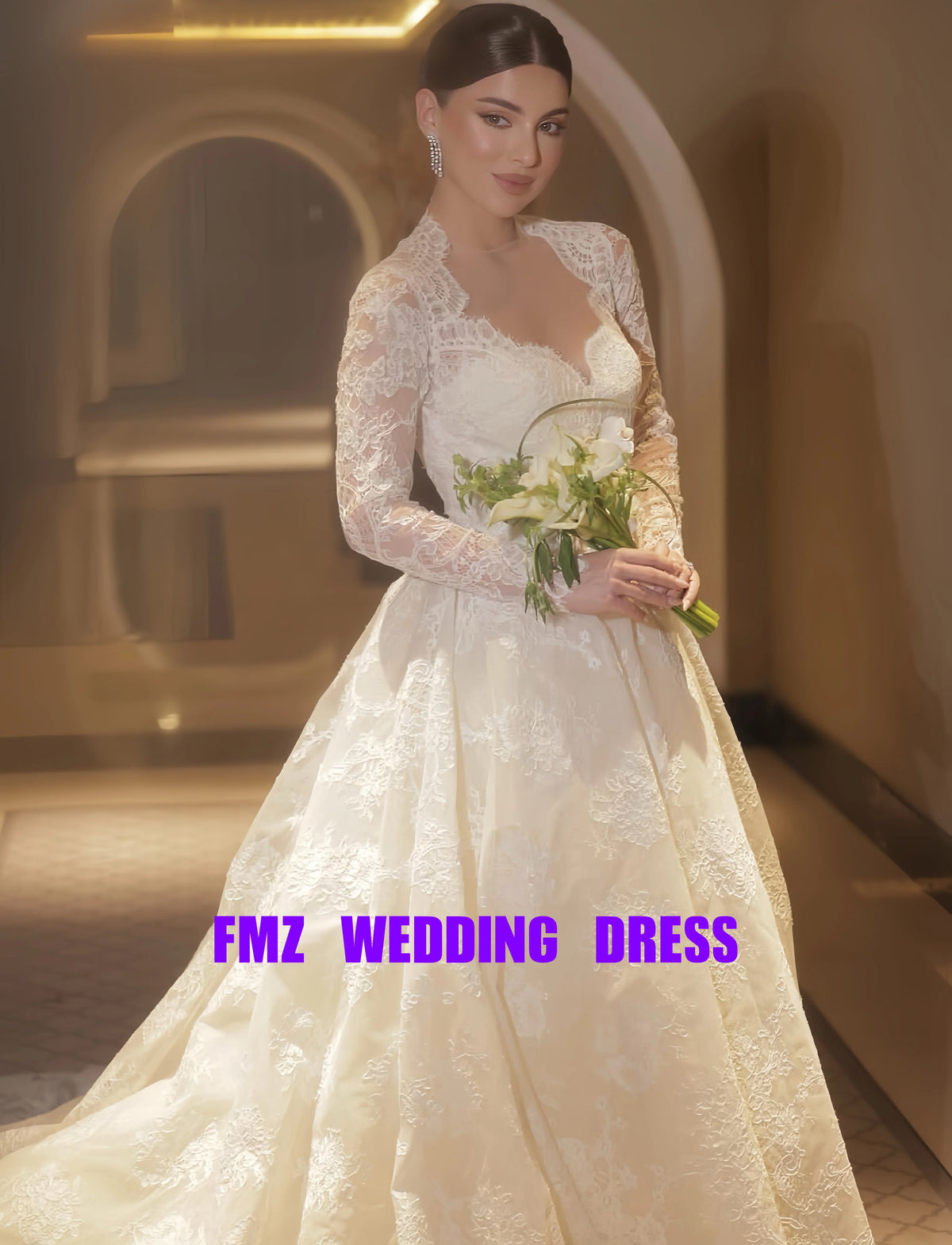 Robe de mariée en dentelle ligne A à col en V – CLEVI Paris