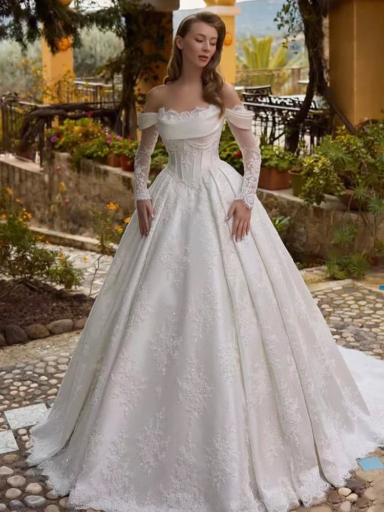 Robe de mariée satinée et dentelle à col bateau – CLEVI Paris