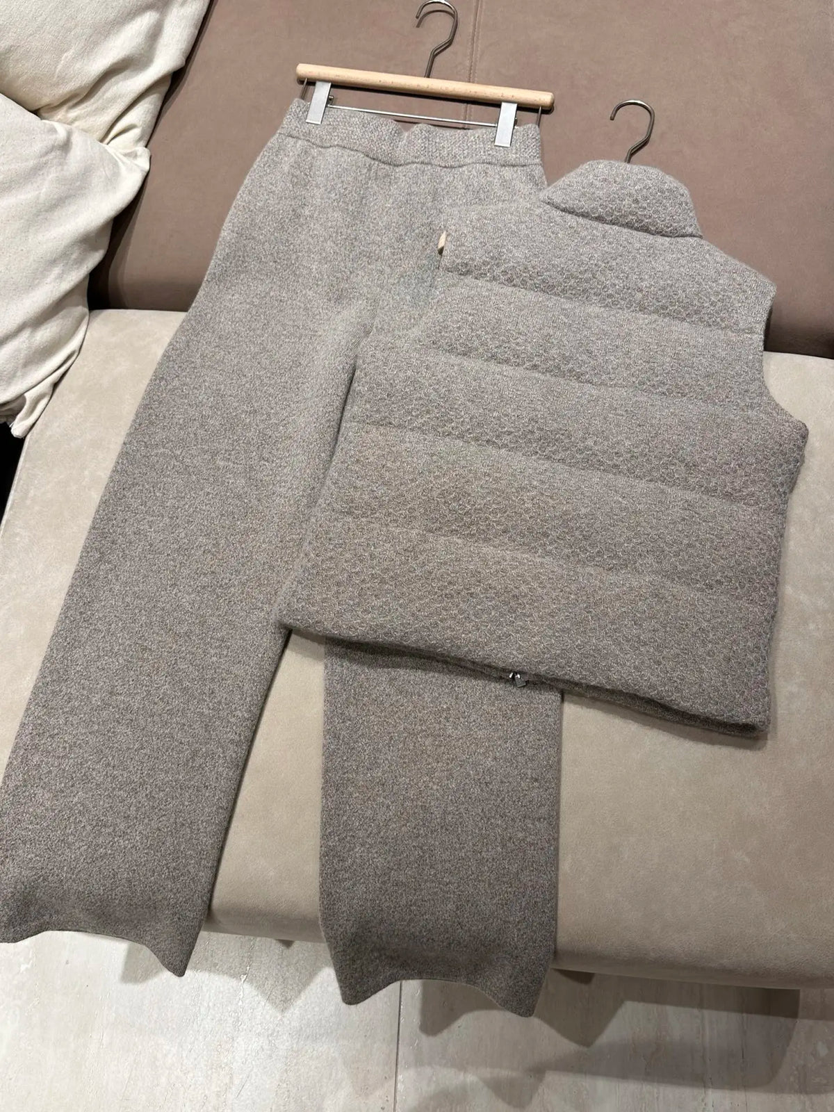 Ensemble femme gilet matelassé et pantalon – CLEVI Paris