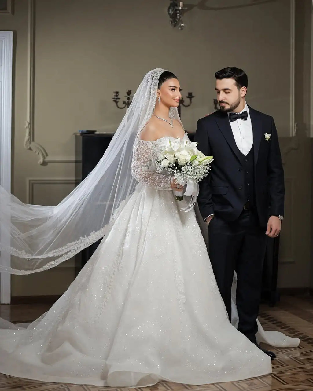 Robe de mariée princesse perlée à col cœur – CLEVI Paris