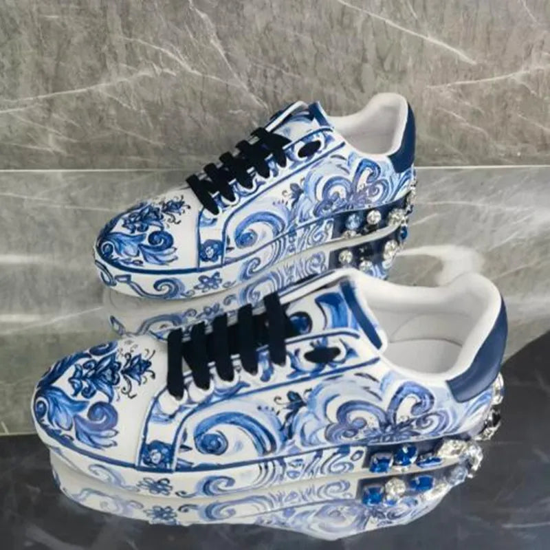 Sneakers Unisexe Cuir Véritable Motif Porcelaine Bleue Cristaux Lacets Casual Luxe EU 36-46 – CLEVI Paris