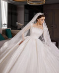 Robe de mariée princesse en tulle, perles et sequins – CLEVI Paris