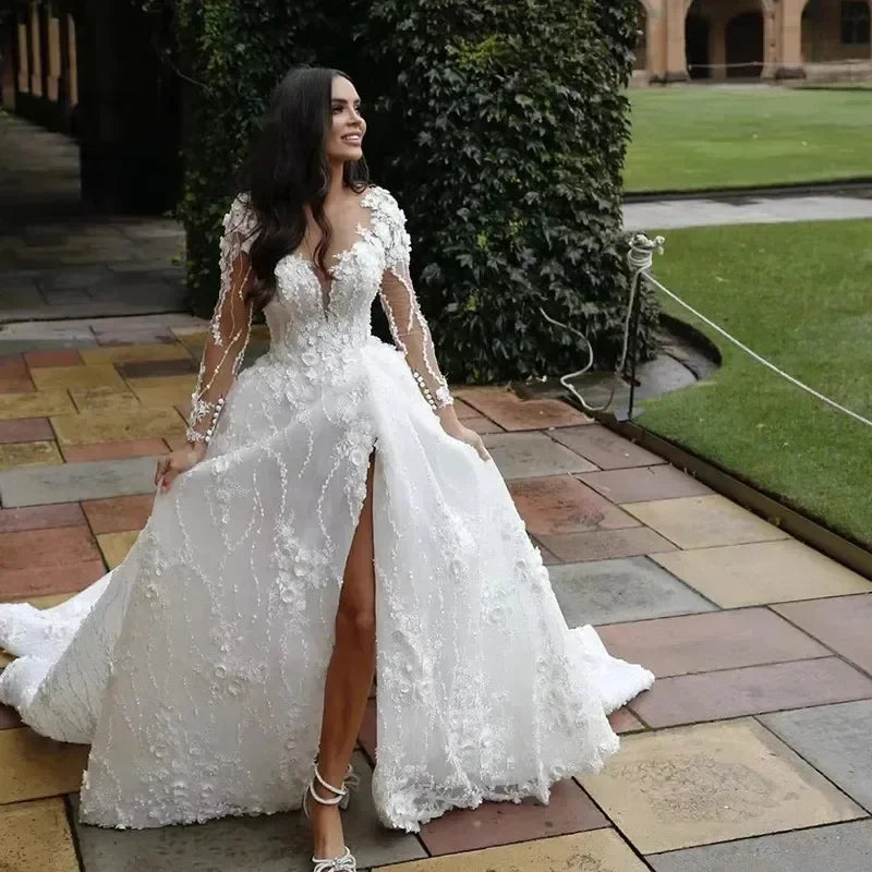 Robe de mariée trapèze en dentelle à fente latérale – CLEVI Paris