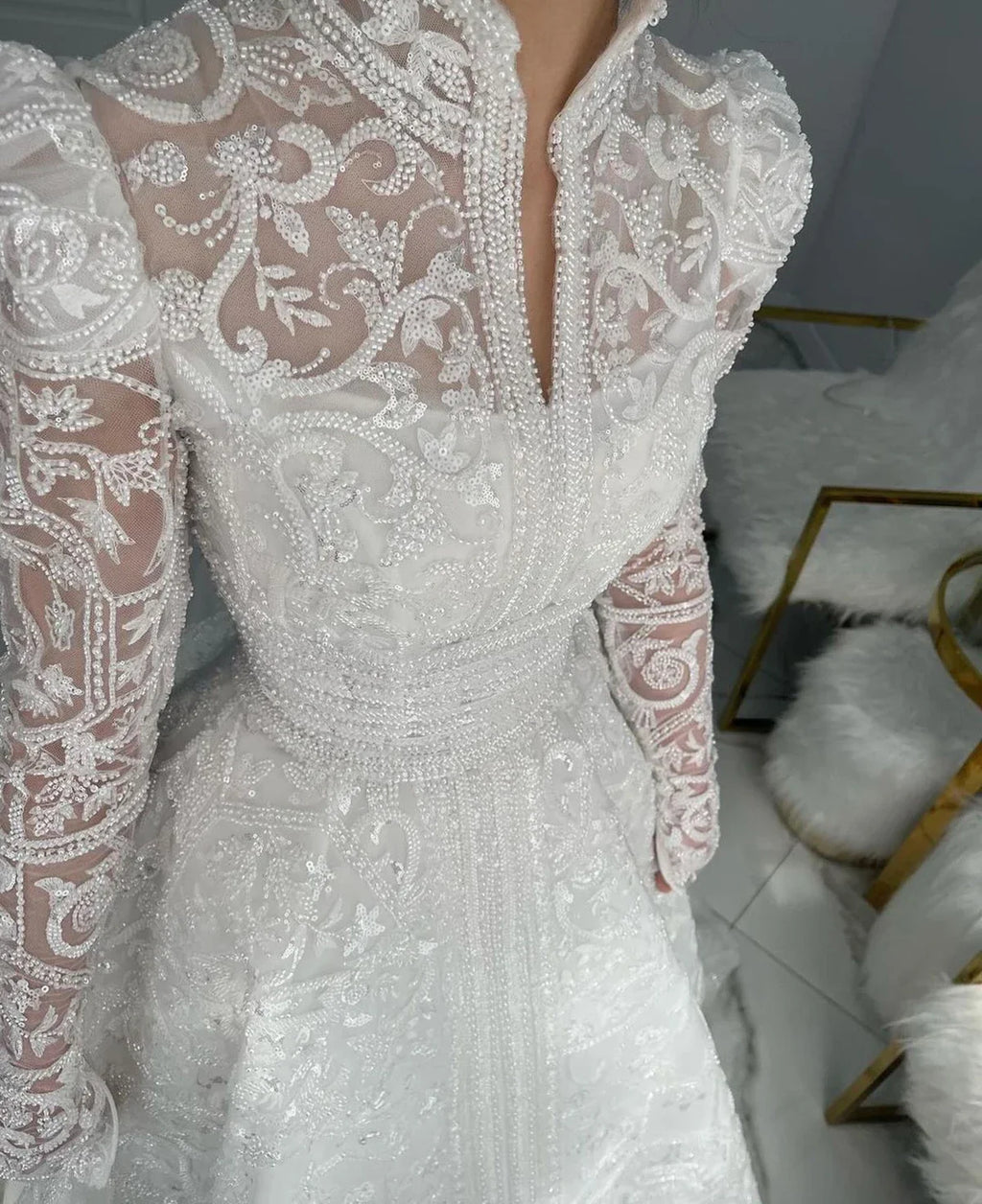 Robe de mariée en dentelle à col haut coupe A – CLEVI Paris
