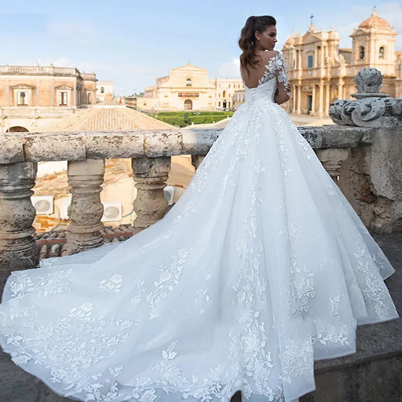 Robe de mariée en dentelle ligne A col rond – CLEVI Paris