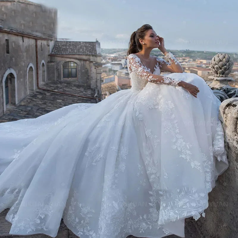 Robe de mariée en dentelle ligne A col rond – CLEVI Paris