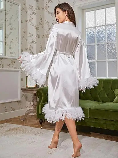 Robe de nuit satinée à plumes – CLEVI Paris