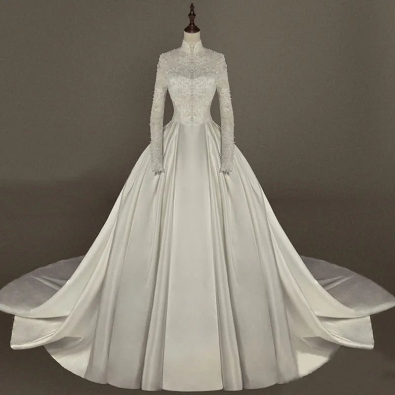 Robe de mariée satinée en dentelle brodée - CLEVI Paris