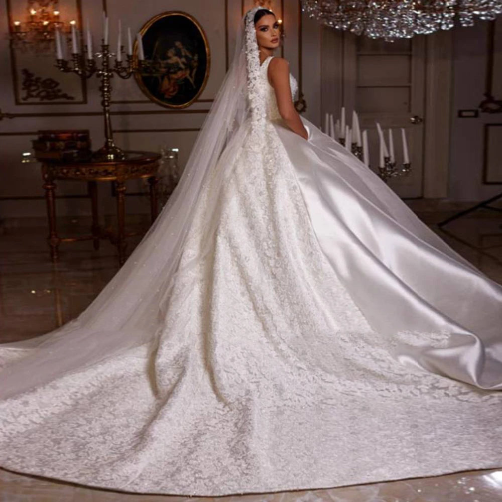 Robe de mariée princesse en satin à bretelles fines – CLEVI Paris