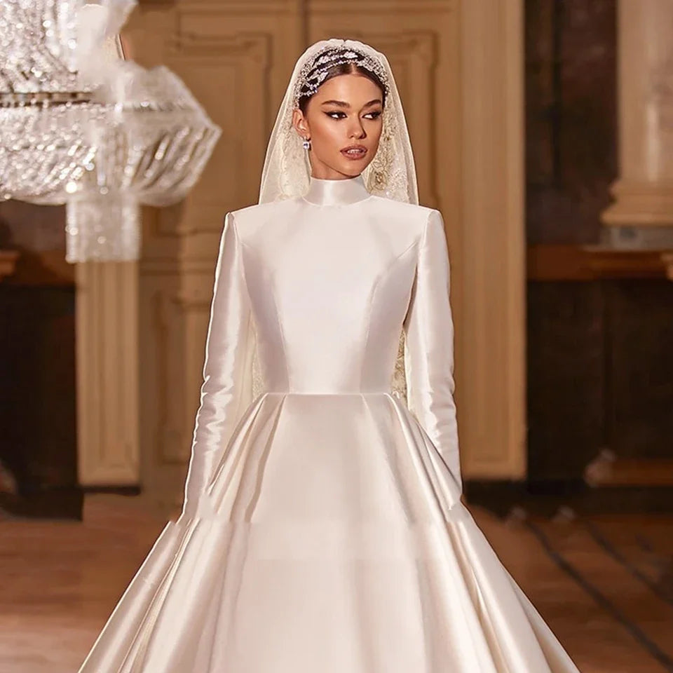 Robe de mariée satinée ligne A à col haut – CLEVI Paris