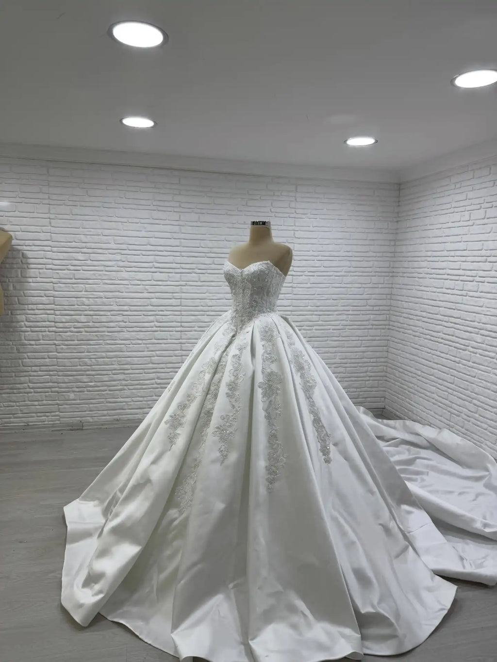 Robe de mariée princesse en dentelle – CLEVI Paris