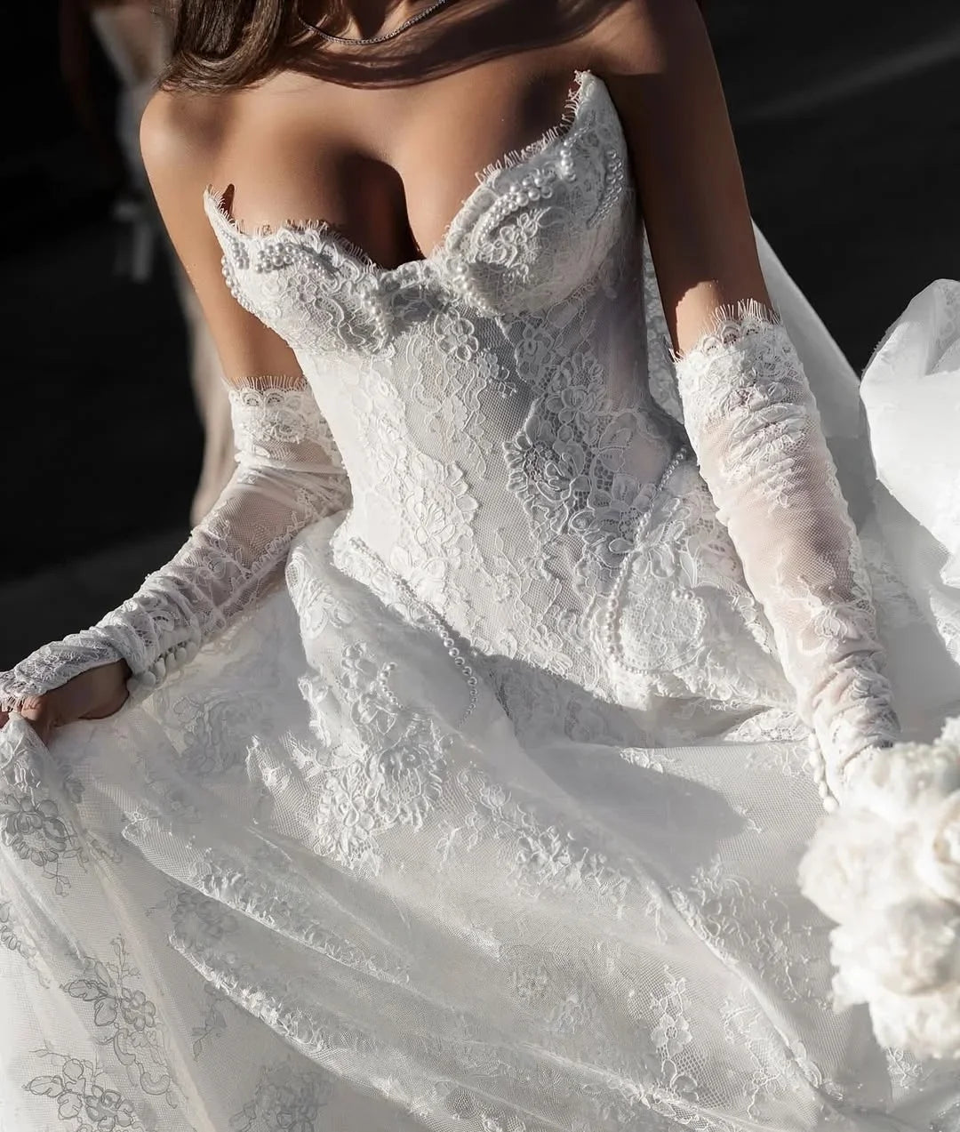 Robe de mariée ligne A en dentelle, perles et traîne – CLEVI Paris