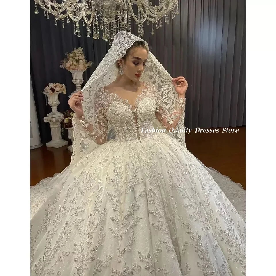 Robe de mariée manches longues, col V – CLEVI Paris